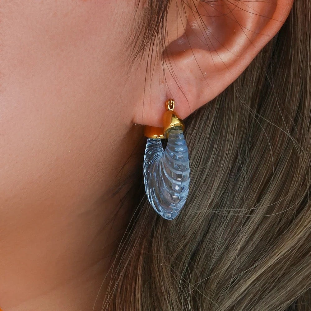 Vintage-Inspired Amber Resin Hoop Earrings with Gold Accents jlt11502