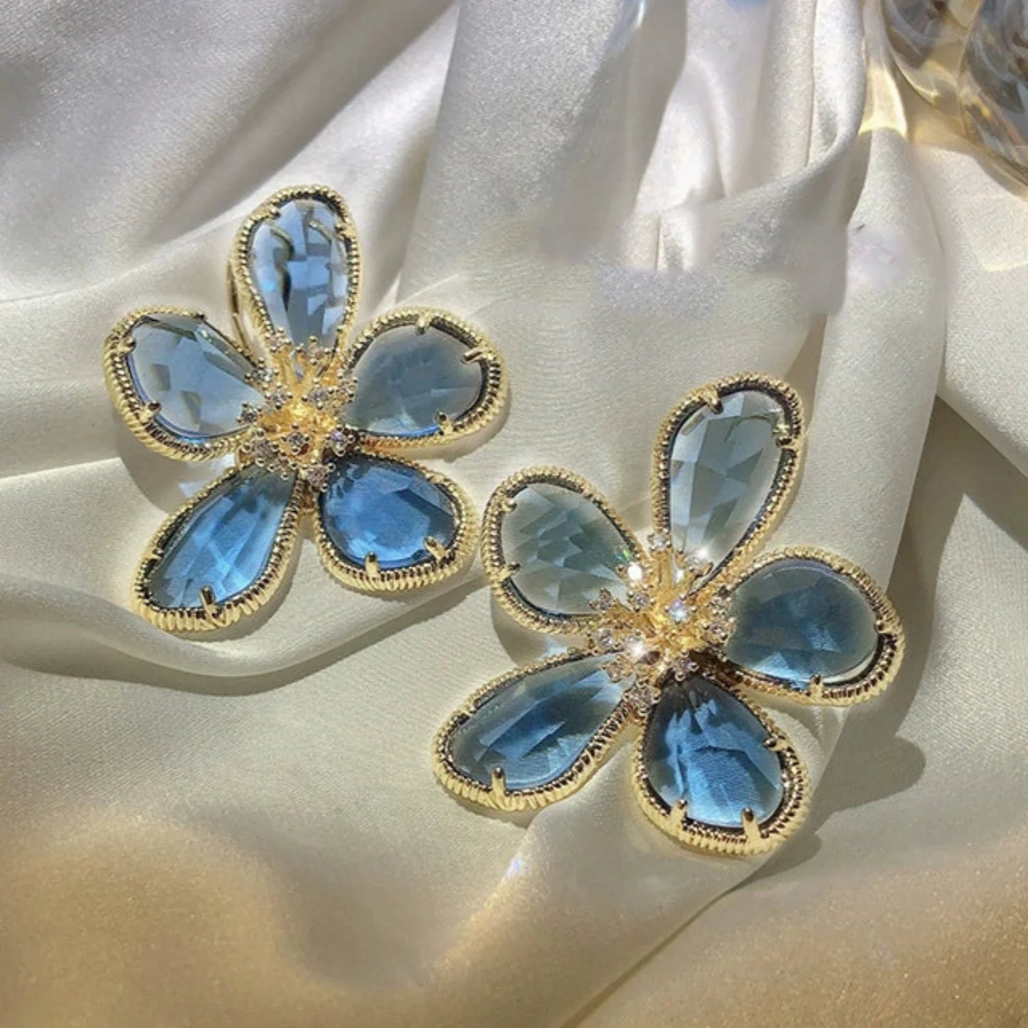 - Bloomy Blue - Pin Earrings jlt11467