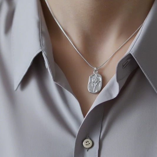Vintage Floral Engraved Pendant Necklace – Minimal Oval Tag Design with Embossed Flower Motif jltn1586