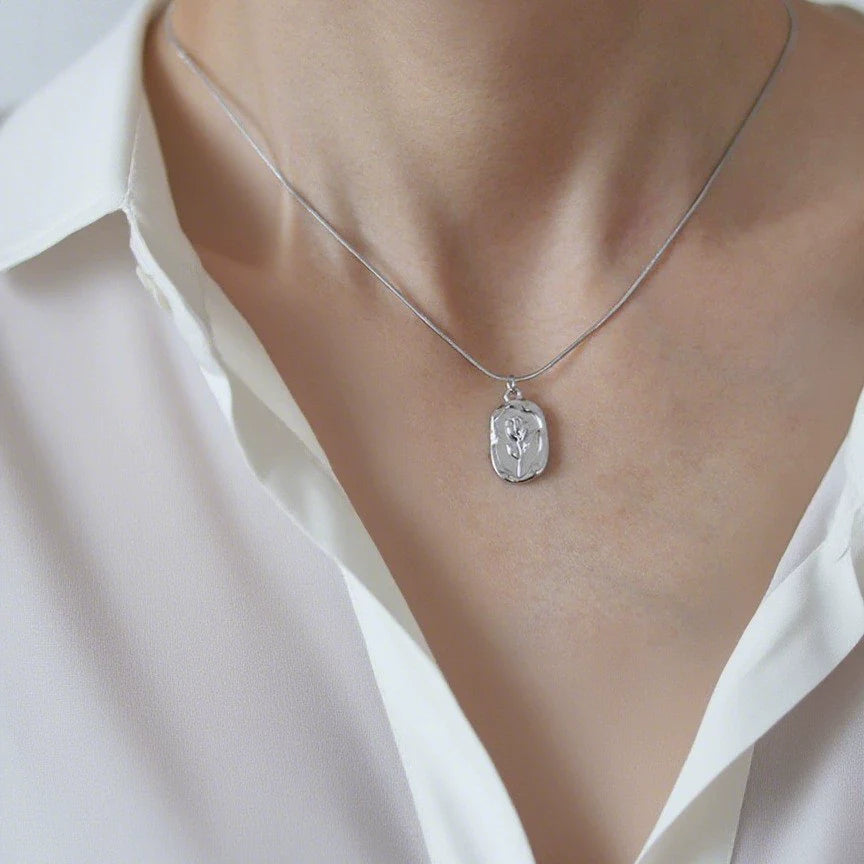 Vintage Floral Engraved Pendant Necklace – Minimal Oval Tag Design with Embossed Flower Motif jltn1586