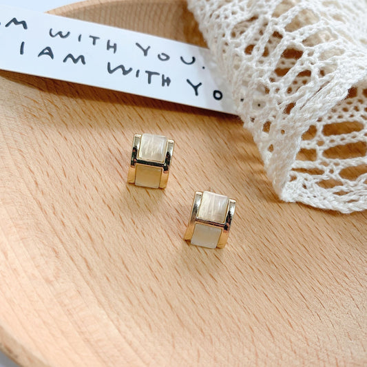 white-pin-earrings-jlt11046