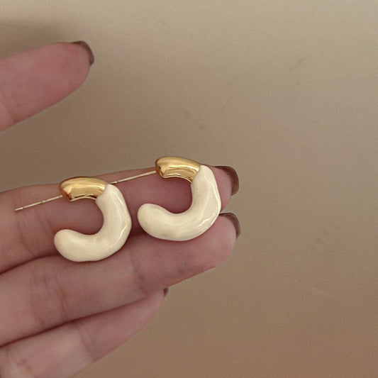 white-pin-earrings-jlt11499